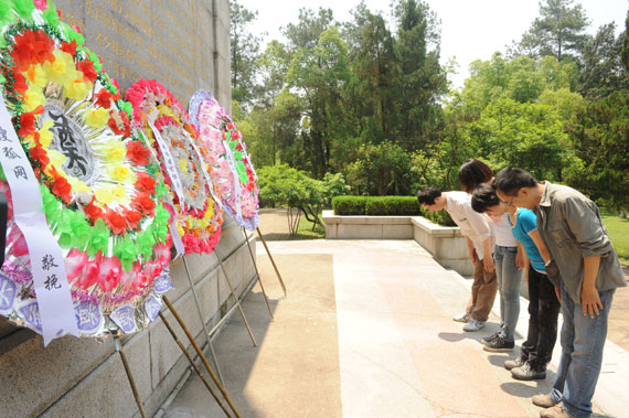 5月6日，网络媒体走转改报道组在上饶集中营革命烈士纪念碑前敬献花圈